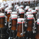 Imagen para el artículo titulado Por qué la cerveza se sigue vendiendo en botellas de cristal en lugar de plástico